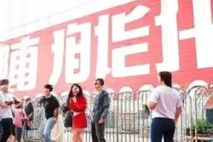 剧集《二手书店的夏天》横版封面，洒满阳光的旧书架与木梯